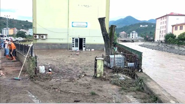 Giresun’da sel suları çekildi, geriye çamuru kaldı