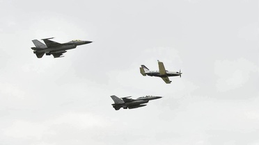 Başbakan Charnvirakul'a F-16 Escort