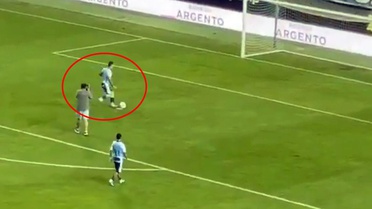 Uçak kaçacak diye sahadan çekildiler! Rakip boş kaleye penaltı atıp kupayı kutladı