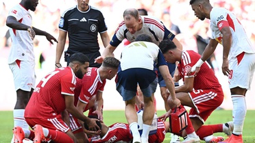 Ünlü futbolcu sahada bayıldı! Nedeni sakatlık değil
