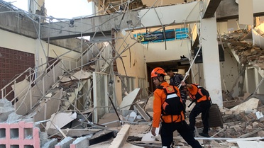 Endonezya'da 7.7 Büyüklüğünde Deprem: 20 Ölü