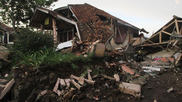 Endonezya'da 7,7 Büyüklüğünde Deprem: 38 Ölü