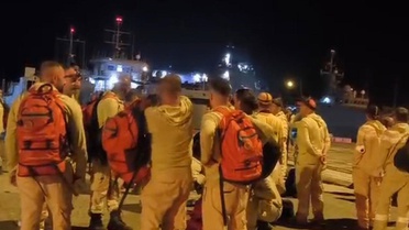 Marmaris'te arazözler çıkarma gemileriyle yangın bölgesine gidiyor