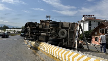 Adapazarı'nda kamyonet devrildi: 1 yaralı