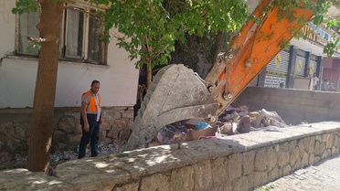 Siirt'te Temizlik: 2 Kamyon Çöp Çıkarıldı