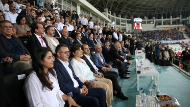 Bakan Çiftçi ve Bakan Bak da tribündeydi! Amedspor-Erzurumspor maçında Türkçe ve Kürtçe pankart