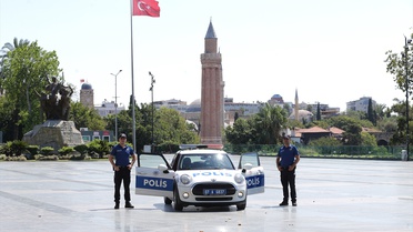 Antalya'da Turizm Polisi Ziyaretçilerin Yanında