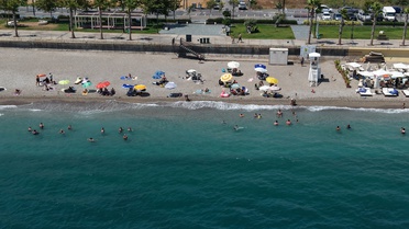 Antalya'da Sıcak Hava Tatilcileri Sahile Çekti