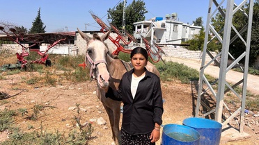 16 Yaşındaki Esmanur, Ailesine Hayvancılıkla Destek Oluyor