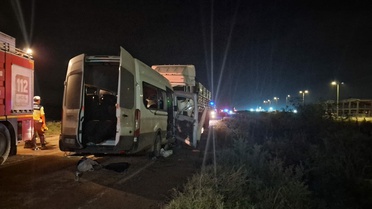 İşçi servisi ile kamyon kafa kafaya çarpıştı: 1 işçi hayatını kaybetti, 14 yaralı