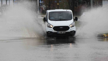 Erzincan'da Sağanak Yağış Ulaşımı Olumsuz Etkiledi