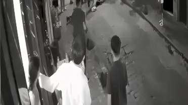 Beyoğlu sokakları kana bulandı! Pitbull saldırdı, sahibi bıçaklandı
