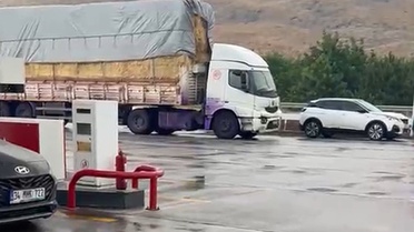 Döşemealtı'nda TIR Devrildi, Araçlar Mora Boyandı