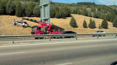 Bursa'da Otomobil Bariyerleri Aşıp Tarlaya Uçtu