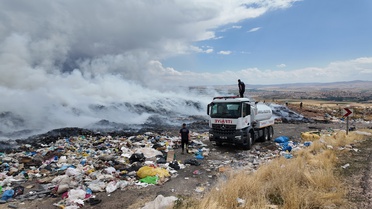 Şarkışla'da Eski Depolama Alanında Yangın