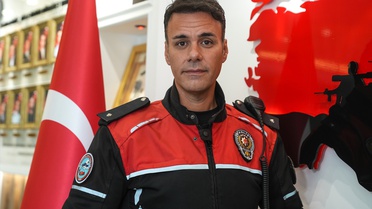 Fenerbahçeli taraftarı kucağına alıp koruyan polis memuru, minik taraftarın duygulandıran sorusunu açıkladı