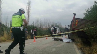 Isparta’da kamyonla çarpışan 17 yaşındaki motosikletli hayatını kaybetti
