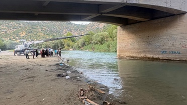Otomobil Göksu Çayı'na Uçtu: 12 Yaşında Çocuk Yaralandı