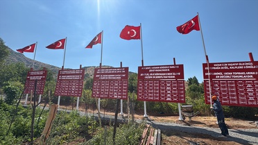 Baba, Şehit Oğlunun Kabrinde 80 Şehidin Anısını Yaşatıyor