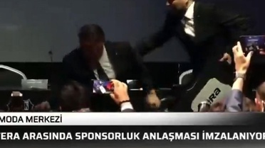 Serdal Adalı'nın talihsiz anı! Basın toplantısında yere düştü