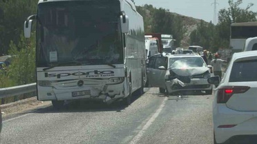 Seydikemer'de Otobüs ile Ticari Araç Çarpıştı