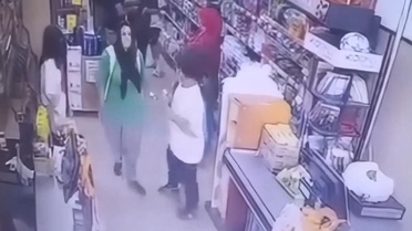 Dağ başından gelmiş gibi...Ürünlere zarar veren kardeşini uyaran çalışana ölüm tehdidi ve darp