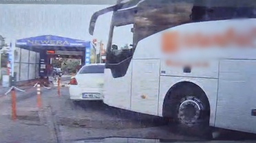 Otobüs Park Halindeki Araca Çarptı