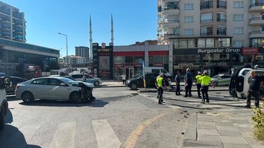 Pursaklar'da Minibüs-Otomobil Çarpıştı: 3 Yaralı