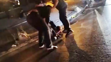 Gözleri dönmüş saldırganlar durmak bilmedi! Acımasızca saldırdılar