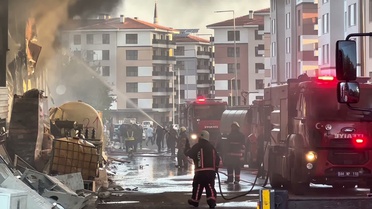 Malatya'da deprem konutları şantiyesinde yangın: 180 konteyner zarar gördü