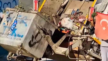 Şanlıurfa’da temizlik personelinin bayrak hassasiyeti takdir topladı