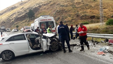Sivas'ta Minibüs ve Otomobil Çarpıştı: 11 Yaralı