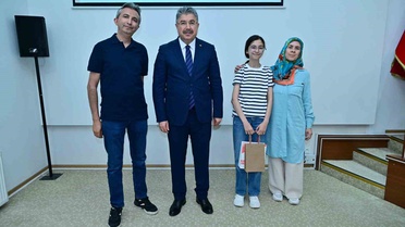 Vali Yılmaz'dan Başarılı Öğrencilere Destek
