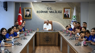 Vali Sezer, Çocuklarla Spor Projelerini Görüştü