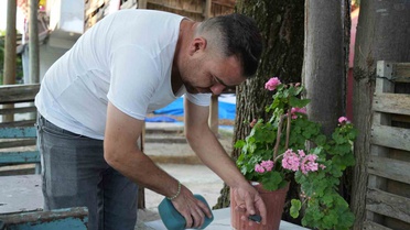 İzmit'te yağmur yerine demir tozu yağıyor, mahalleli ellerinde mıknatısla geziyor