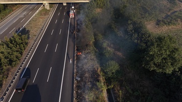 Otoyolda korkutan yangın: Yol kenarına atılan izmarit yangın çıkarttı