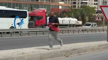 Bayrağı Yerden Alan Vatandaş