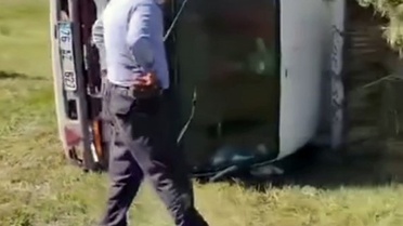 Iğdır'da Kamyonet Devrildi