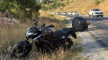 Motosiklet tabelaya çarptı: 1 ağır yaralı