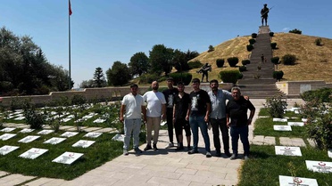 Öğrenciler 510 Şehidin Mezar Taşını Yeniledi