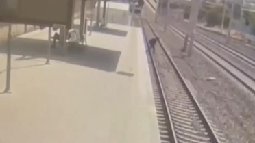 Ankara'da tren raylarına atlayan doktor hayatını kaybetti