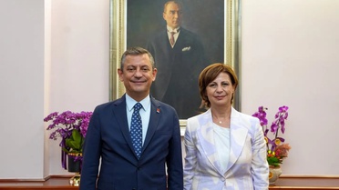 Eskişehir Büyükşehir Belediye Başkanı Ünlüce, CHP'den istifa edip YENİ Parti'ye katıldı