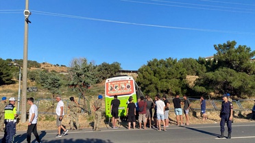 Gökçeada'da Otobüs ile otomobil çarpıştı