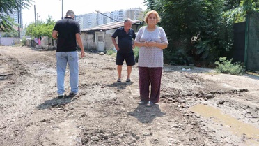 Mahalleliden bozuk yol tepkisi: 'Kağnı geçmeye çalışsa geçemez'