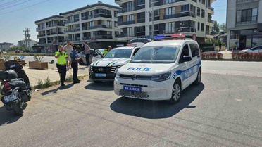 Düzce'de Minibüs ve Otomobil Çarpıştı