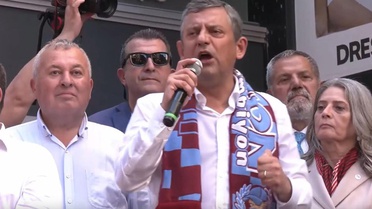Özgür Özel'den siyaset tarihine geçecek bir gaf daha!