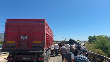 Tokat'ta TIR-Traktör Kazası: Sürücü Yaralandı