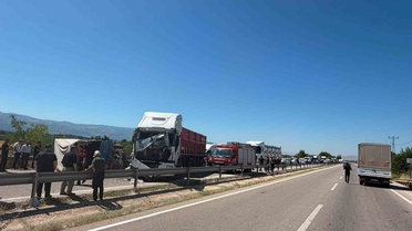 Tokat'ta Traktör ve Tır Çarpıştı