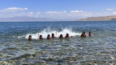 Van Gölü'nde Çocukların Saçları Sararıyor
