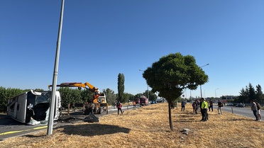 Sinanpaşa'da Otobüs Devrildi: 22 Yaralı